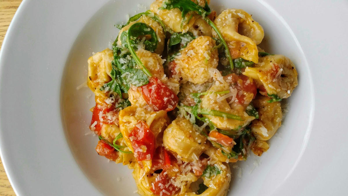 Tortellini w/Tomato & Arugula